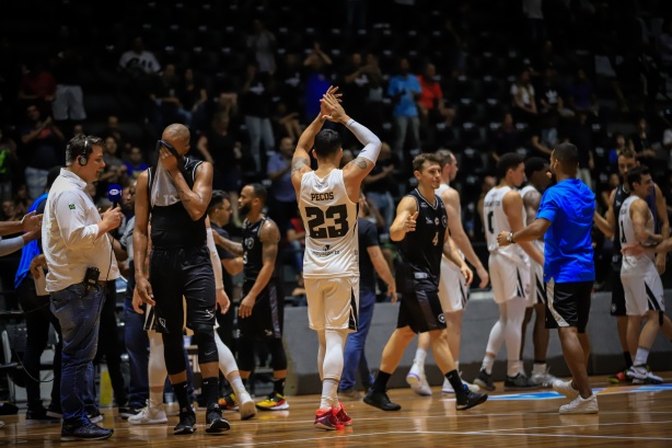Corinthians enfrenta o Botafogo pelo NBB