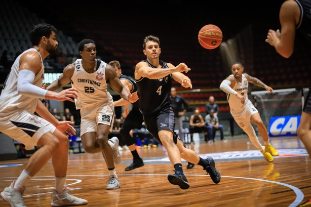 Corinthians enfrenta o Botafogo pelo NBB