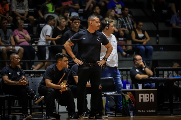 Corinthians enfrenta o Botafogo pelo NBB