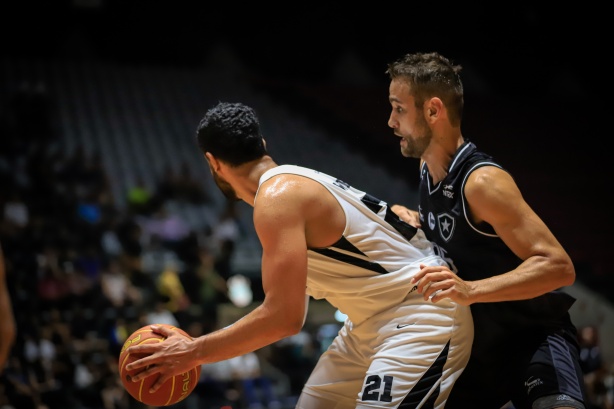 Corinthians enfrenta o Botafogo pelo NBB