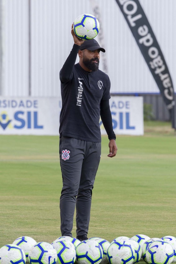 Dyego Coelho comanda primeiro treino no CT Joaquim Grava
