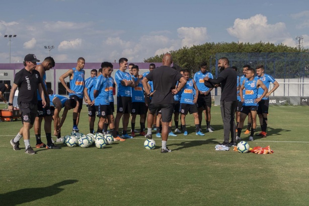 Elenco se reúne no gramado durante primeiro treino com Dyego Coelho no comando