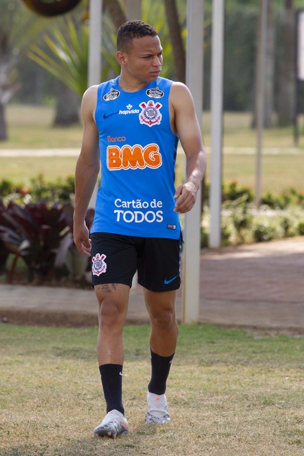 Garoto Janderson durante primeiro treino comandado por Dyego Coelho, no CT Joaquim Grava