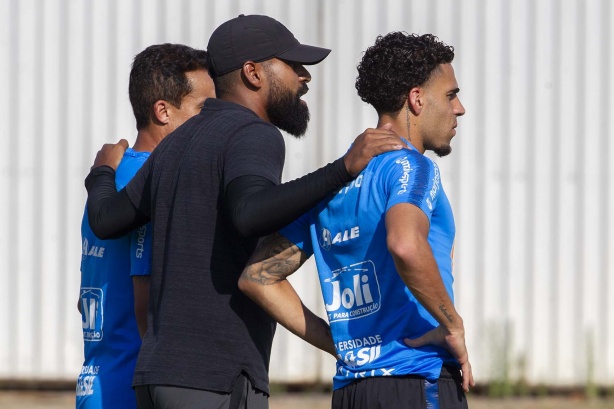 Jadson, Coelho e Gabriel durante primeiro treino comandado por Dyego Coelho, no CT Joaquim Grava