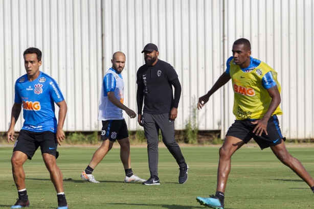 Jadson, Coelho e Marllon durante primeiro treino comandado por Dyego Coelho, no CT Joaquim Grava