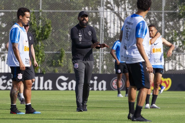 Jadson e Coelho durante primeiro treino comandado por Dyego Coelho, no CT Joaquim Grava