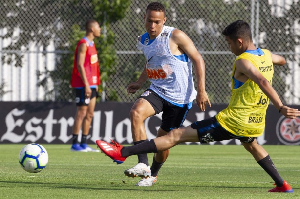 Janderson durante primeiro treino comandado por Dyego Coelho, no CT Joaquim Grava