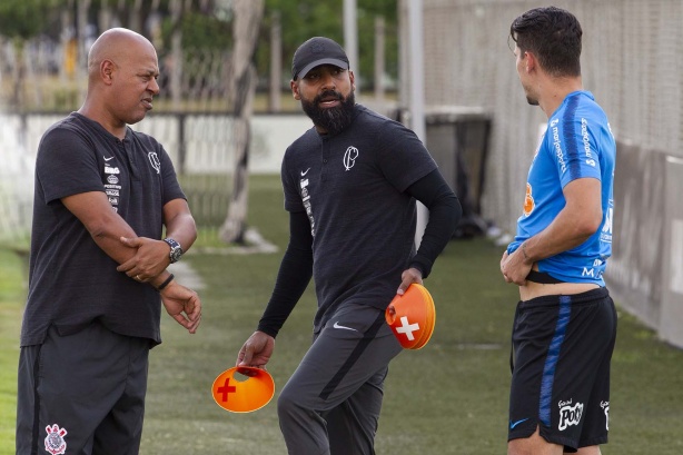 Mauro, Coelho e Avelar durante primeiro treino comandado por Dyego Coelho, no CT Joaquim Grava