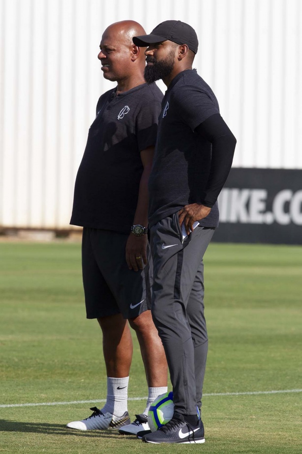 Mauro e Coelho comandando o primeiro treino sem Carille