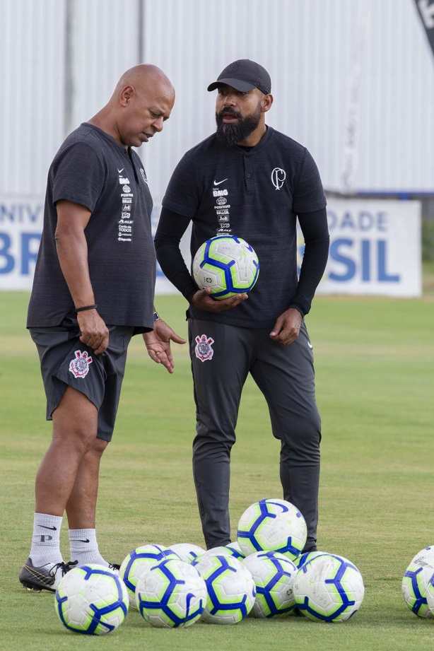 Mauro e Coelho durante primeiro treino comandado por Dyego Coelho, no CT Joaquim Grava