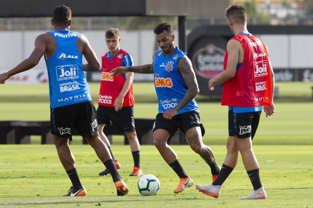 Michel e companheiros durante primeiro treino comandado por Dyego Coelho, no CT Joaquim Grava