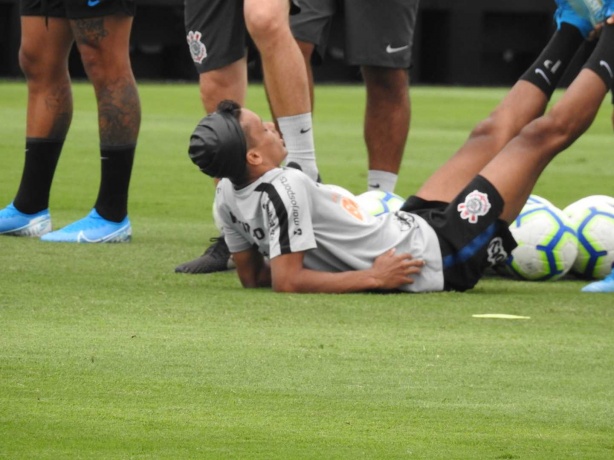 Pedrinho e a touca preta durante o treino no CT Joaquim Grava