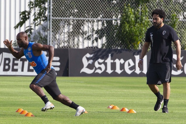 Vagner Love e Caio durante primeiro treino comandado por Dyego Coelho, no CT Joaquim Grava