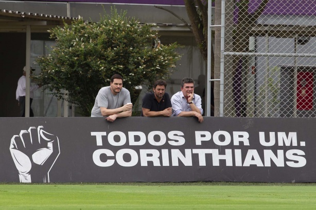 Diretoria acompanhou o treino desta terça, no CT Joaquim Grava