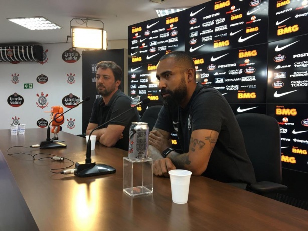 Duílio e Coelho na coletiva pós-treino nesta terça-feira no CT