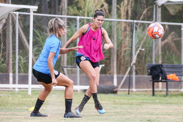 Jogadoras do Corinthians Feminino realizam treinamento no CT da base