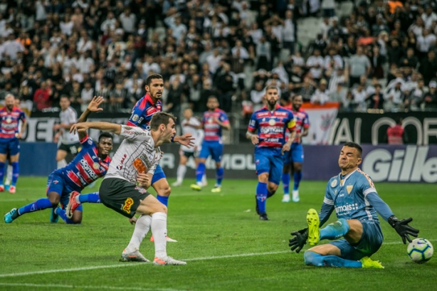 Mauro Boselli anotou o único gol do Corinthians no primeiro tempo