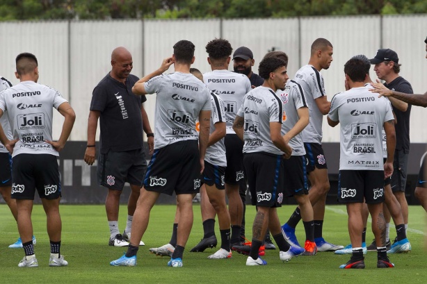 Mauro Silva e elenco finalizam atividades para enfrentar o Fortaleza, pelo Brasileirão