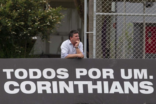 Presidente Andrés Sanchez durante treino desta terça-feira no CT Joaquim Grava