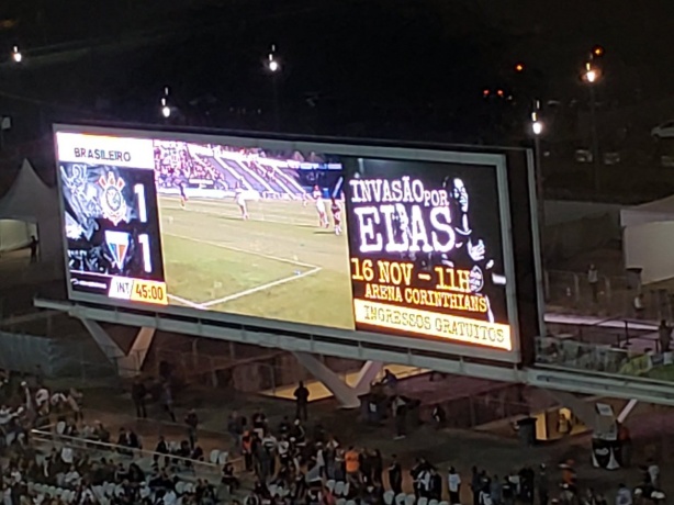 Telão exibe mensagem pedindo a presença da torcida na final do Paulista feminino