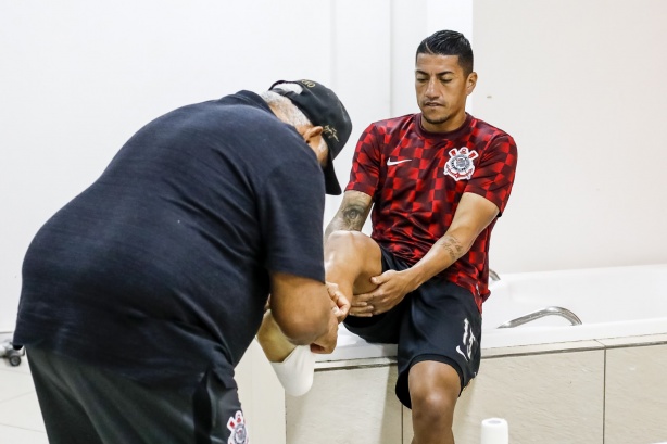 Volante Ralf no vestiário antes do jogo contra o CSA, pelo Brasileirão