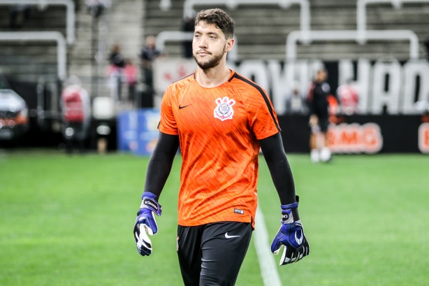 Caíque França se aquece para duelo contra o Fortaleza, na Arena Corinthians