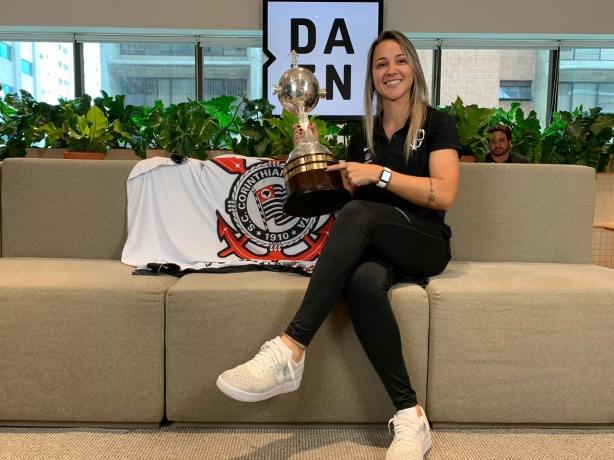Crivelari exibiu a taça da Libertadores em evento na sede do DAZN