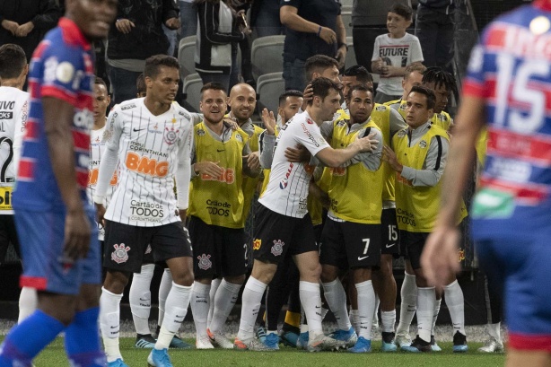 Elenco corinthiano no jogo contra o Fortaleza, pelo Campeonato Brasileiro, na Arena Corinthians