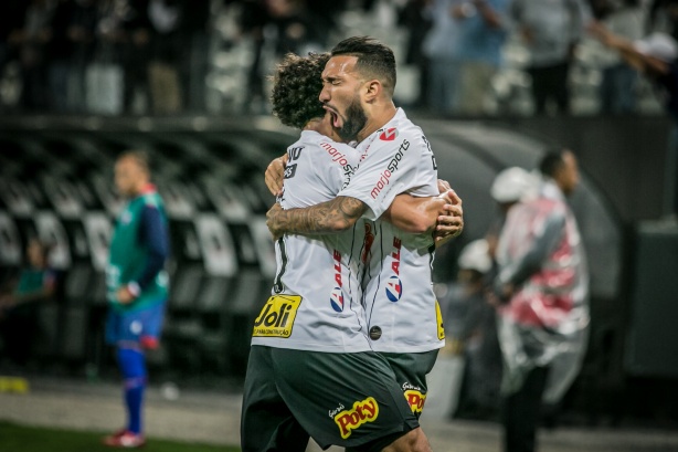 Gabriel e Clayson durante partida contra o Fortaleza, pelo Brasileiro, na Arena Corinthians
