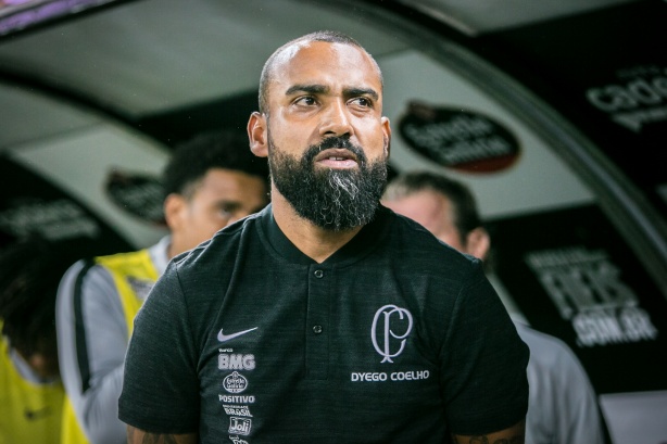 Interino Coelho durante partida contra o Fortaleza, pelo Brasileiro, na Arena Corinthians