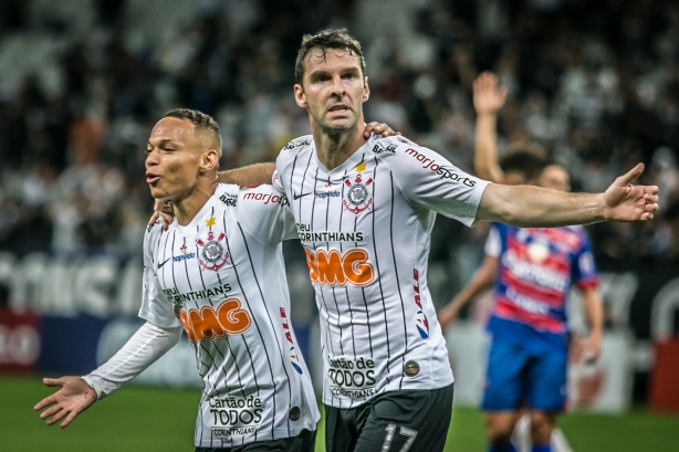 Janderson e Boselli durante partida contra o Fortaleza, pelo Brasileiro, na Arena Corinthians