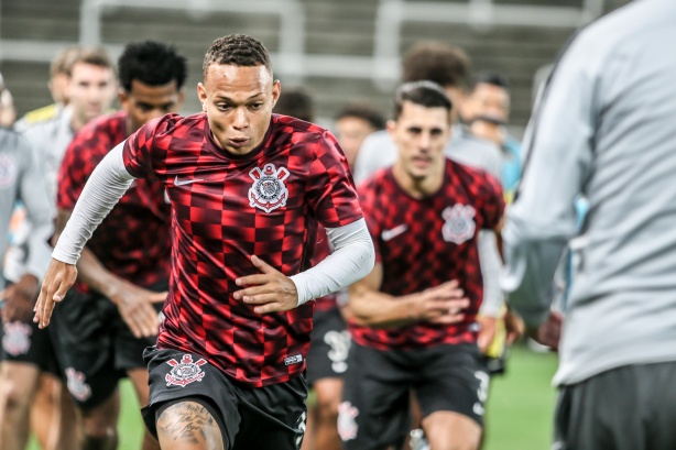 Janderson se aquece para duelo contra o Fortaleza, na Arena Corinthians