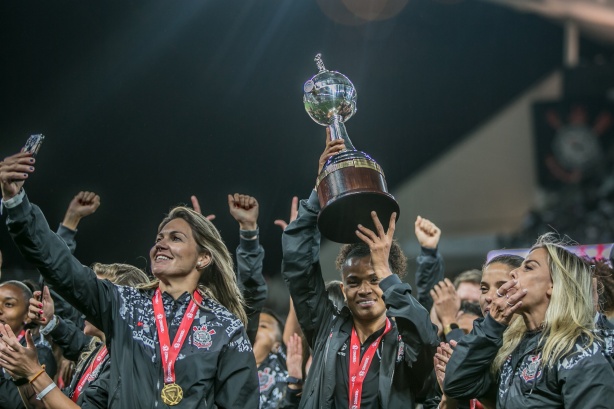 Jogadoras do Feminino exibem taça da Libertadores 2019