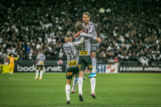 Jogadores do Timão durante partida contra o Fortaleza, pelo Brasileiro, na Arena Corinthians