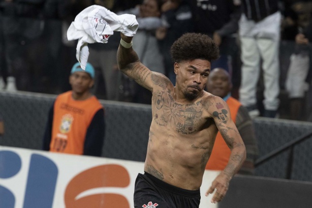 Júnior Urso comemora seu gol contra o Fortaleza, pelo Campeonato Brasileiro, na Arena
