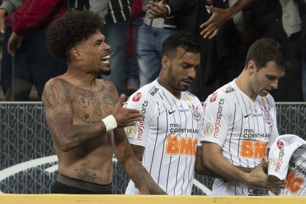 Júnior Urso comemora seu gol contra o Fortaleza, pelo Campeonato Brasileiro