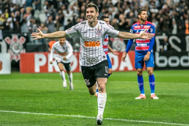 Mauro Boselli durante partida contra o Fortaleza, pelo Brasileiro, na Arena