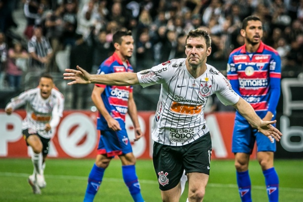 Mauro Boselli marcou dois gols contra o Fortaleza, pelo Brasileirão, na Arena Corinthians