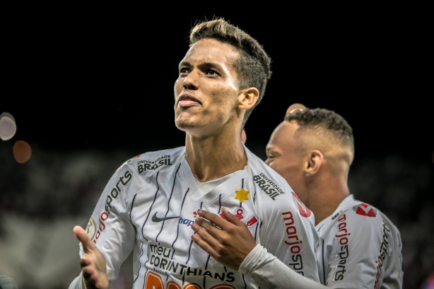 Menino Pedrinho comemora vitória sobre o Fortaleza, pelo Brasileirão, na Arena Corinthians