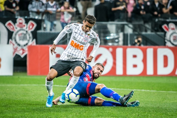 Menino Pedrinho durante partida contra o Fortaleza, pelo Brasileiro, na Arena Corinthians