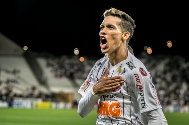 Pedrinho comemora vitória sobre o Fortaleza, pelo Brasileirão, na Arena