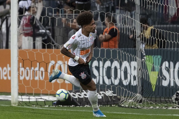 Urso comemora seu gol contra o Fortaleza, pelo Campeonato Brasileiro, na Arena