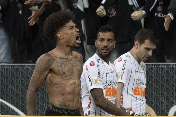 Urso, Michel e Boselli durante jogo contra o Fortaleza, pelo Campeonato Brasileiro