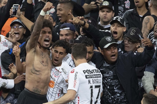 Volante Júnior Urso comemora seu gol contra o Fortaleza, pelo Campeonato Brasileiro, na Arena