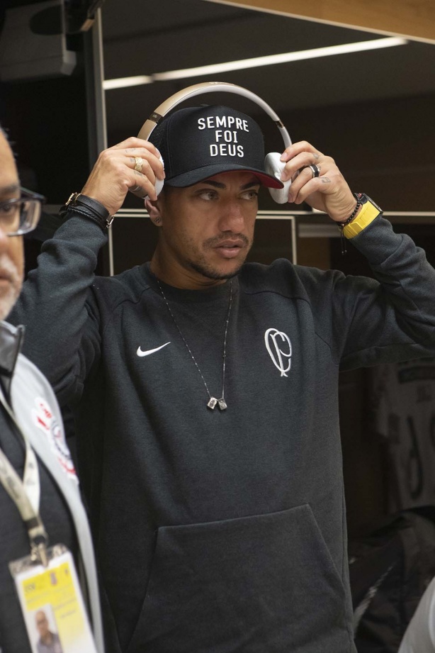Volante Ralf no vestiário da Arena Corinthians antes do duelo contra o Fortaleza