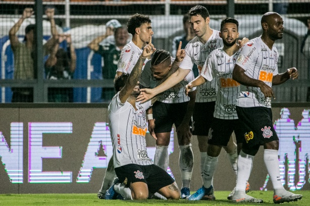 Elenco comemora gol de Michel durante Dérbi, contra o Palmeiras, no Pacaembu