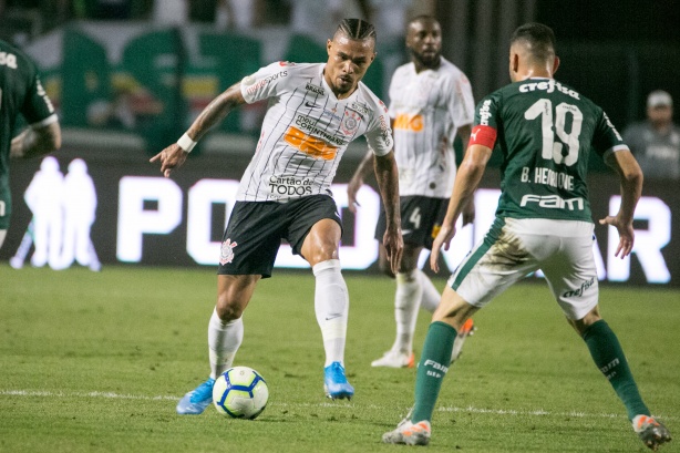 Júnior Urso durante Dérbi, contra o Palmeiras, no Pacaembu