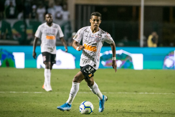 Pedrinho durante Dérbi, contra o Palmeiras, no Pacaembu