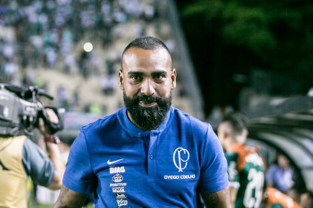 Treinador Coelho durante Dérbi, contra o Palmeiras, no Pacaembu