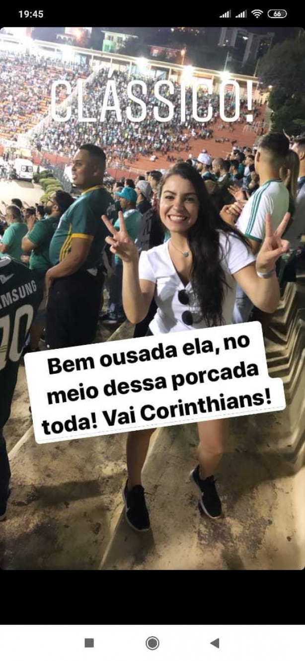 A torcedora corinthiana postou uma foto com legenda provocativa  torcida do Palmeiras em suas redes